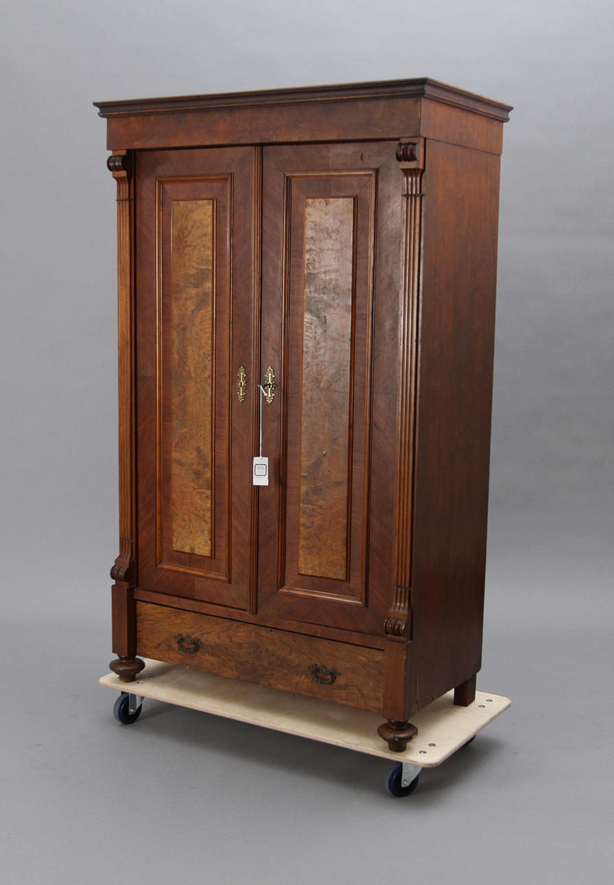 KLÄDSKÅP, nyrenässans, 1800-talets slut.