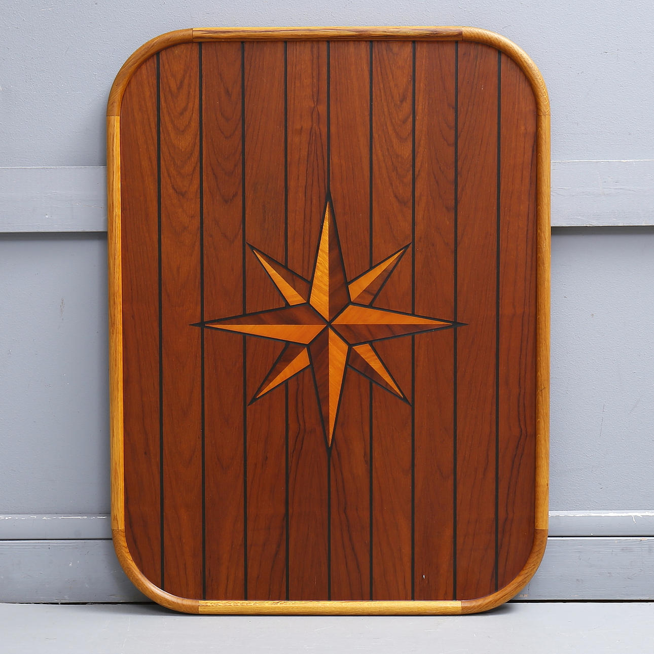 TABLERO con rosa de los vientos, años 2000.