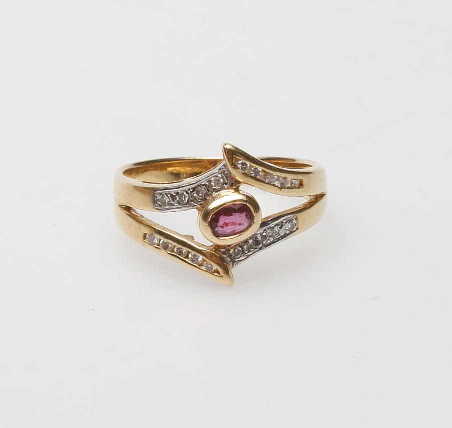 RING med stenar, 18k guld, vikt ca 4,3 gr.