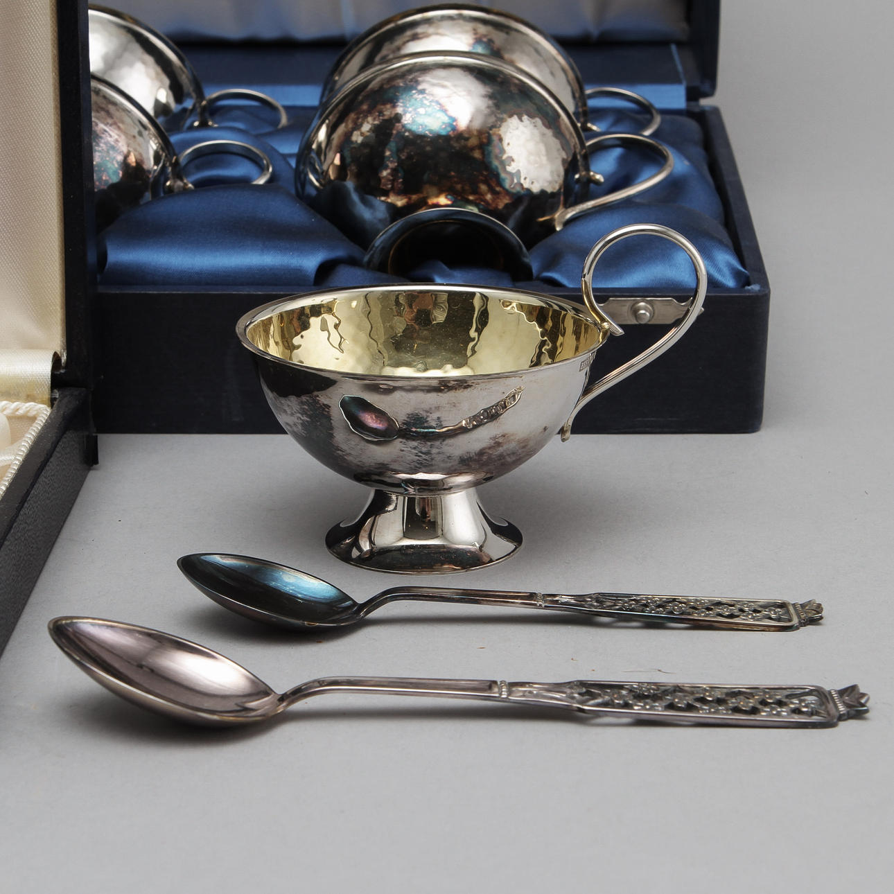 PUNCHMUGGAR samt SKEDAR, silver, totalvikt ca 370 gram.