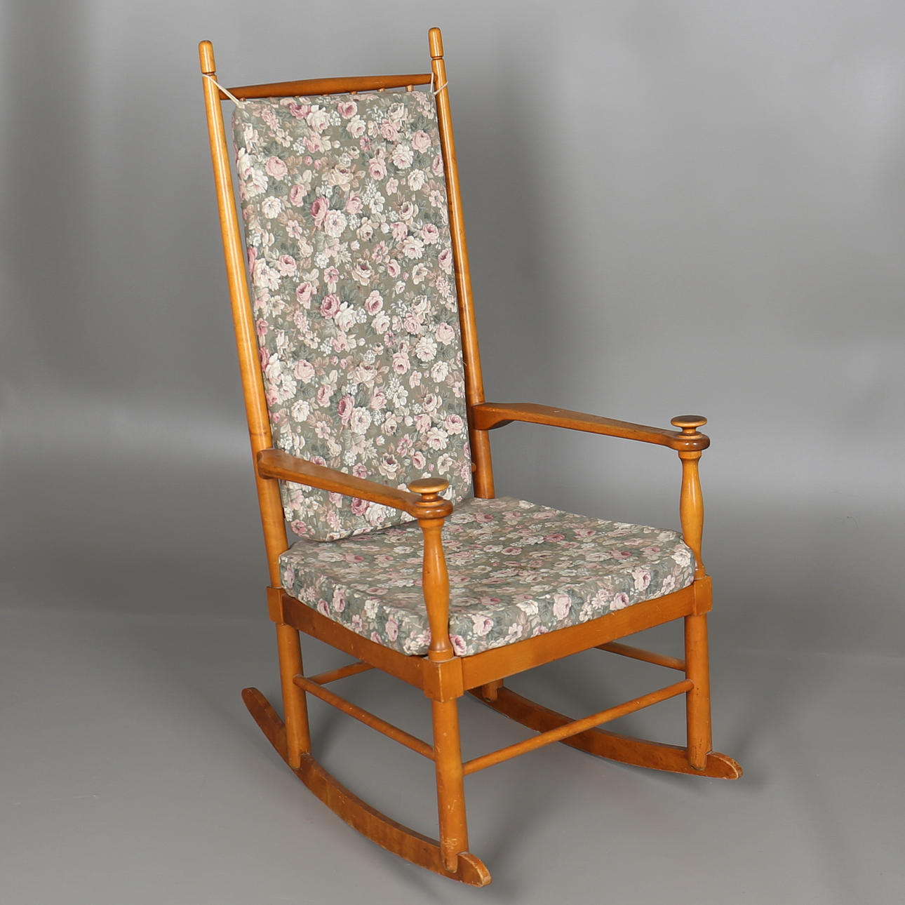 GUNGSTOL i lövträd. "Isabella" Karl-Axel Adolfsson. Gemla. 1900-talets andra hälft.