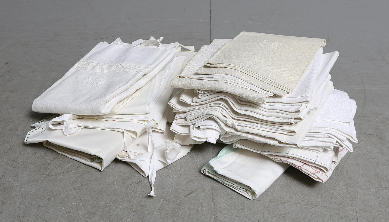 TEXTILER, ca 30 delar, handdukar, dukar, med mera, 1900-tal.