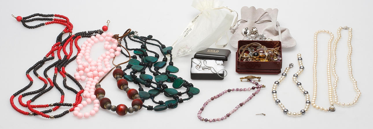 BIJOUTERIER, bland annat 2 collier med silverlås, 19/2000-tal.