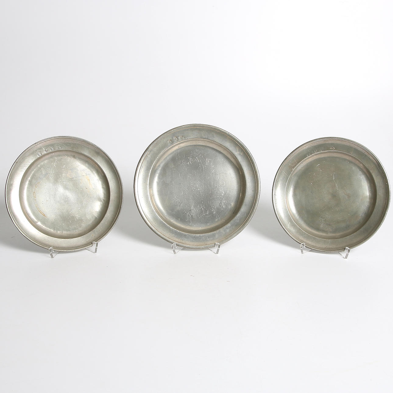 TENNFAT, 3 st, tenn, bl.a. Henrich Gotfried Pschorn, (1715-1743).