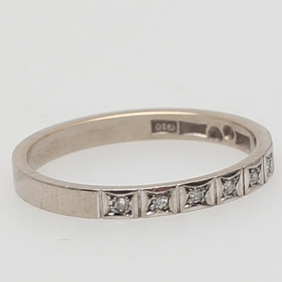 RING i 18K vitguld. Besatt med 7 stenar. Bo Cedstam. Stockholm. 1981.