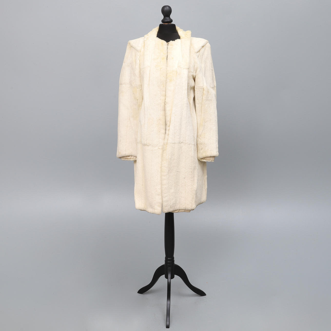 UN ABRIGO DE ARMIÑO VINTAGE.