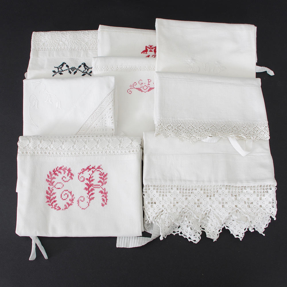 COJINES CON ENCAJE Y BORDADOS.