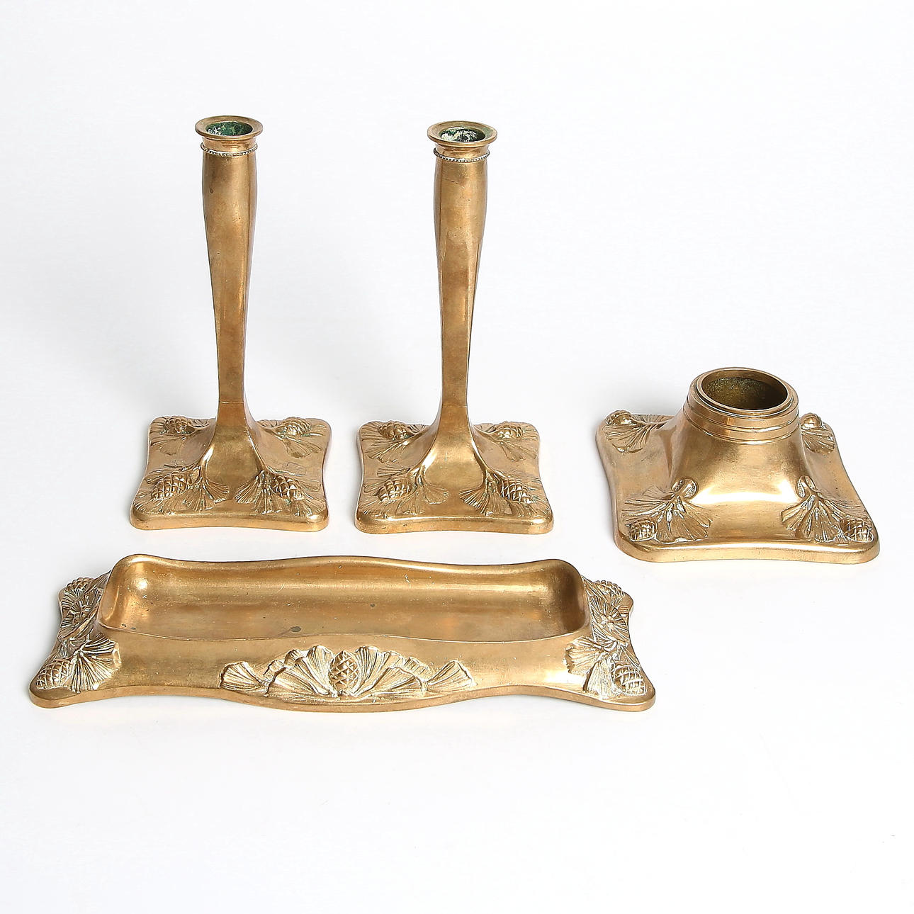 SKRIVBORDSUPPSATS, 4 delar, mässing, jugend, troligen Skultuna, Hjalmar Nordström, tidigt 1900-tal.