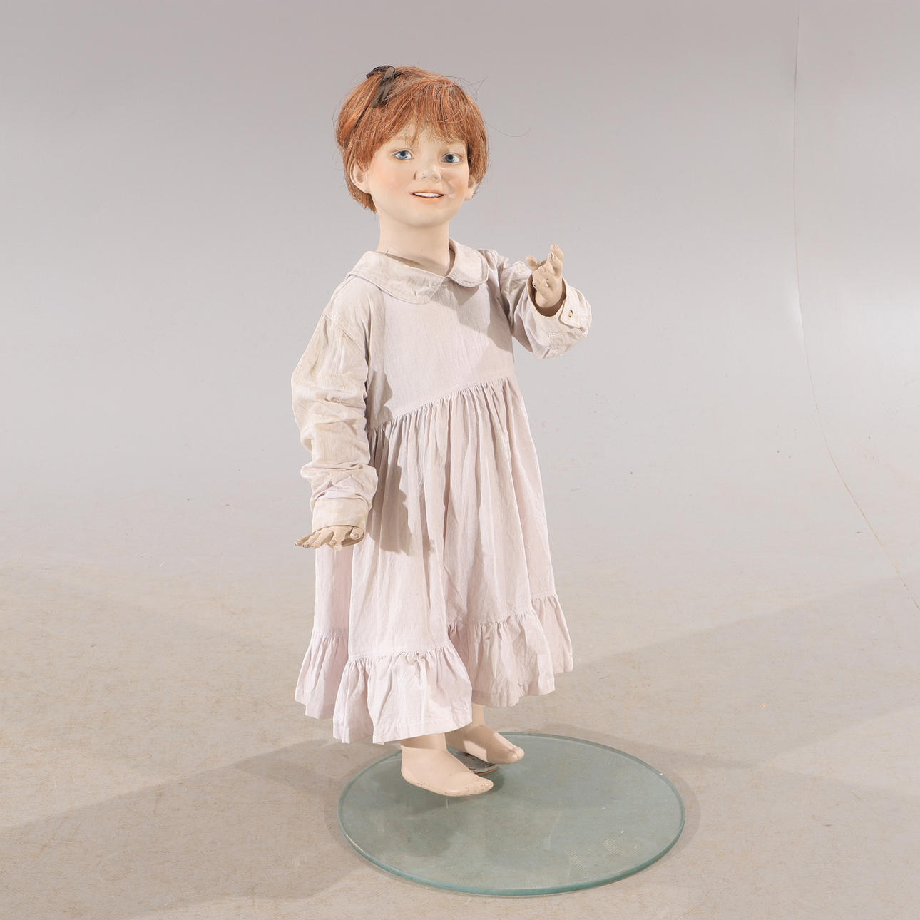 MANIQUÍ, niño con vestido, finales del siglo XX.