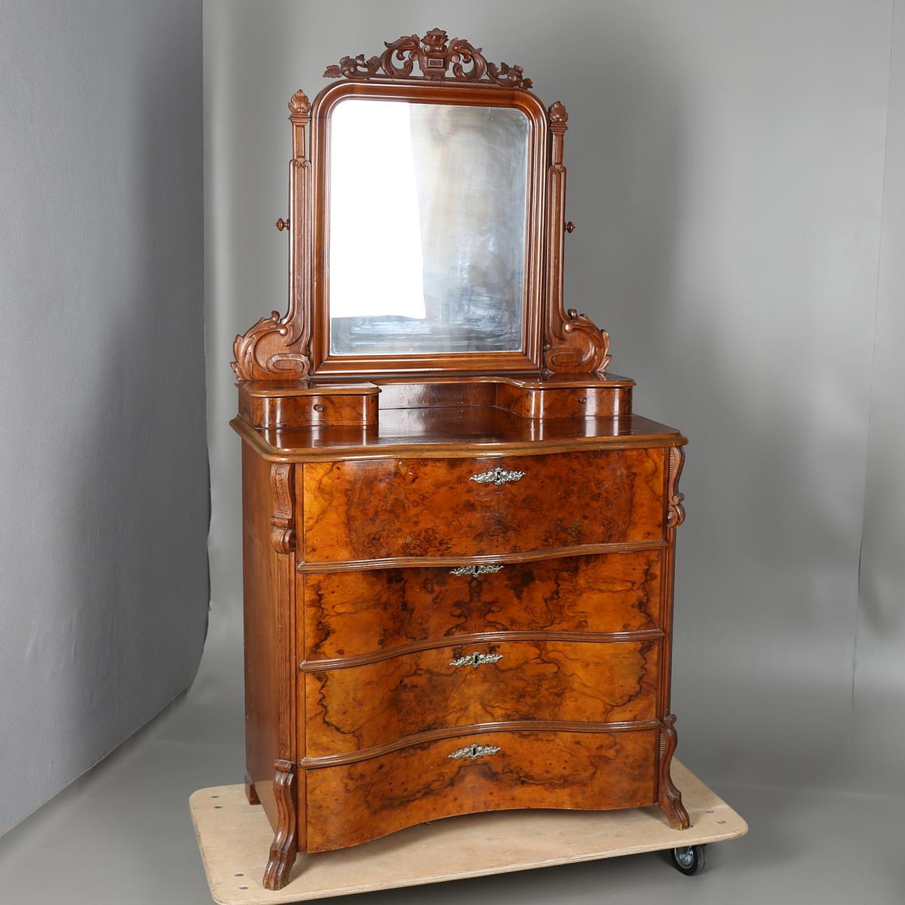 SPEGELBYRÅ i mahognyfanér. Nyklassicistisk stil. 1890-tal.