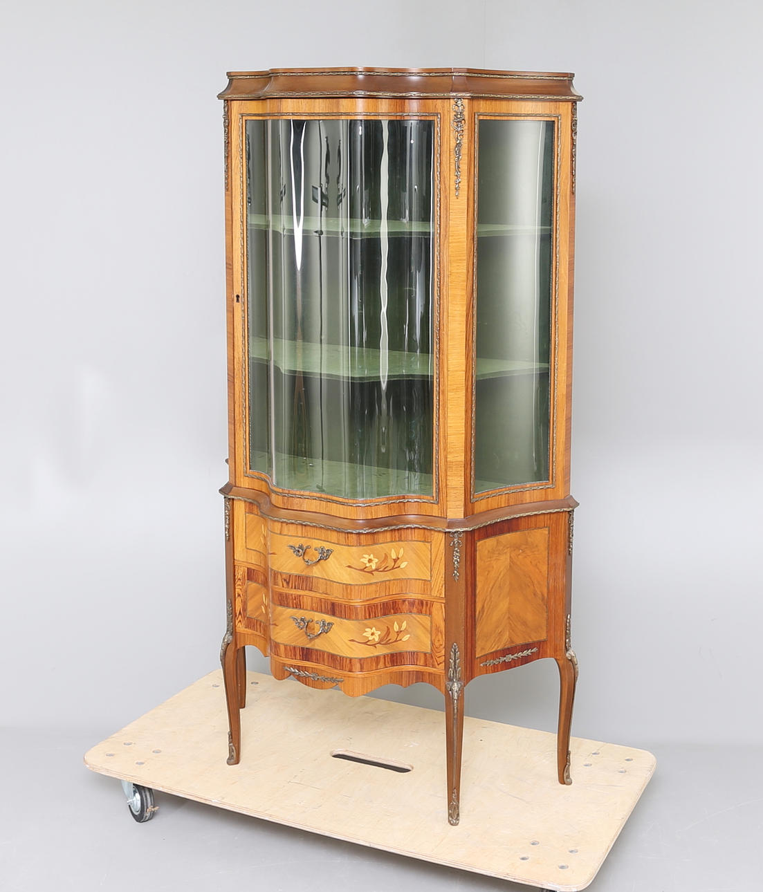 VITRINSKÅP, rokokostil, 1950-tal.