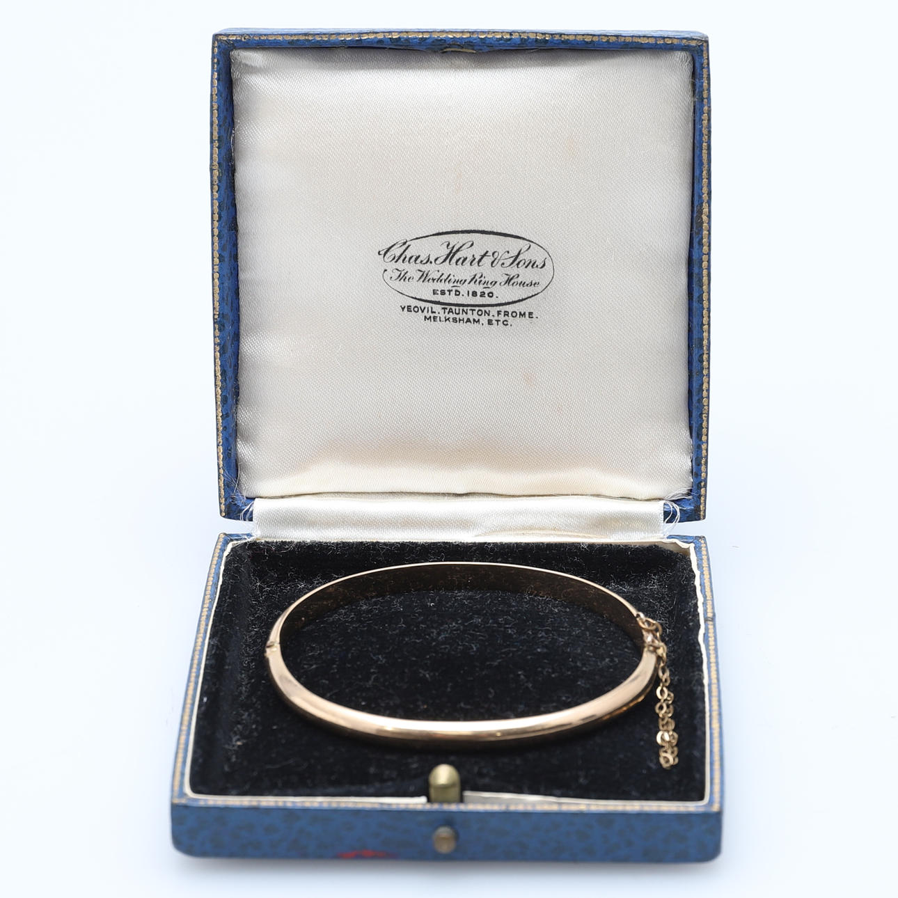 EIN SCHARNIERES SCHNAPPARMBAND.