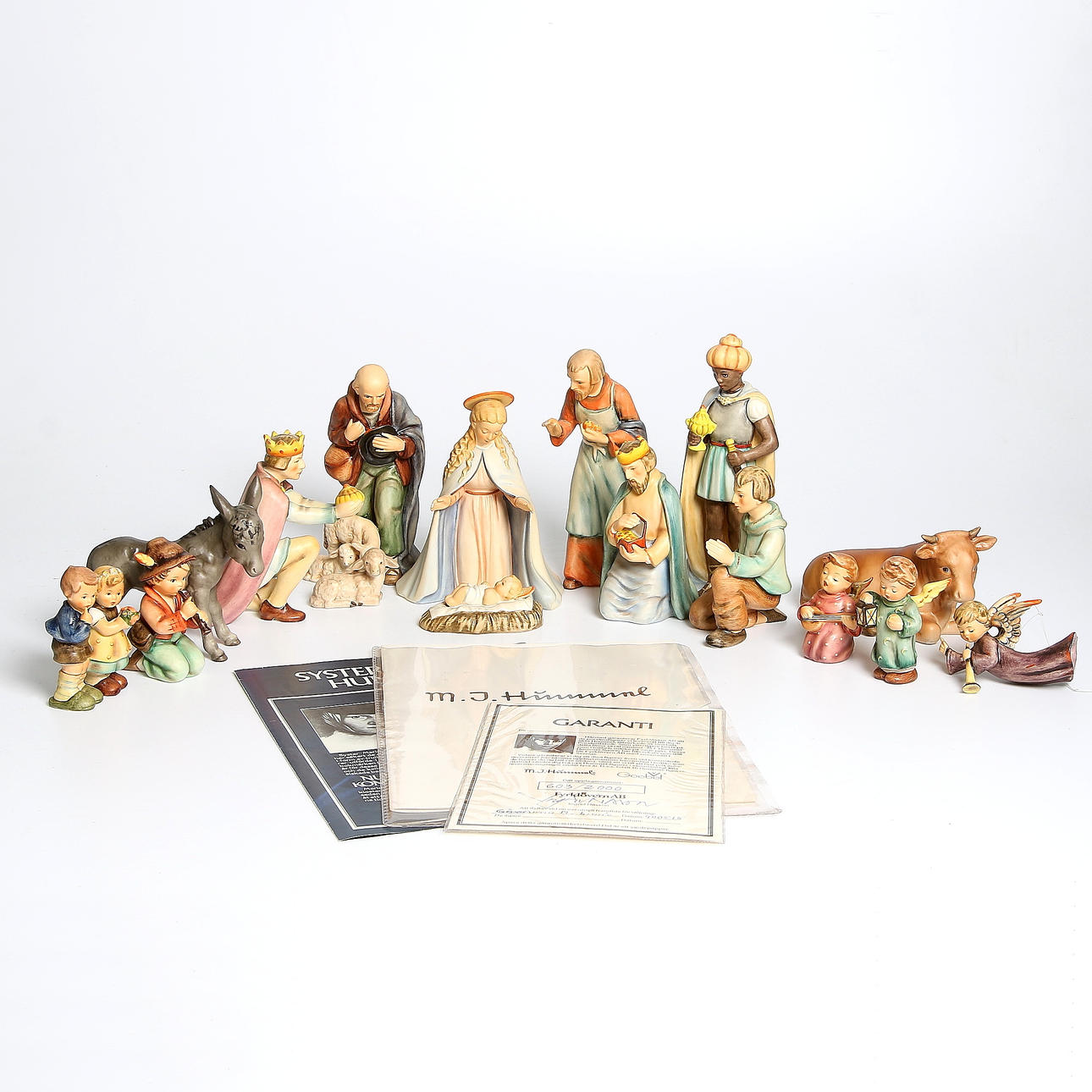 FIGURINER, 16 st, "Julkrubba", Hummel, Goebel, numrerade. Tyskland.