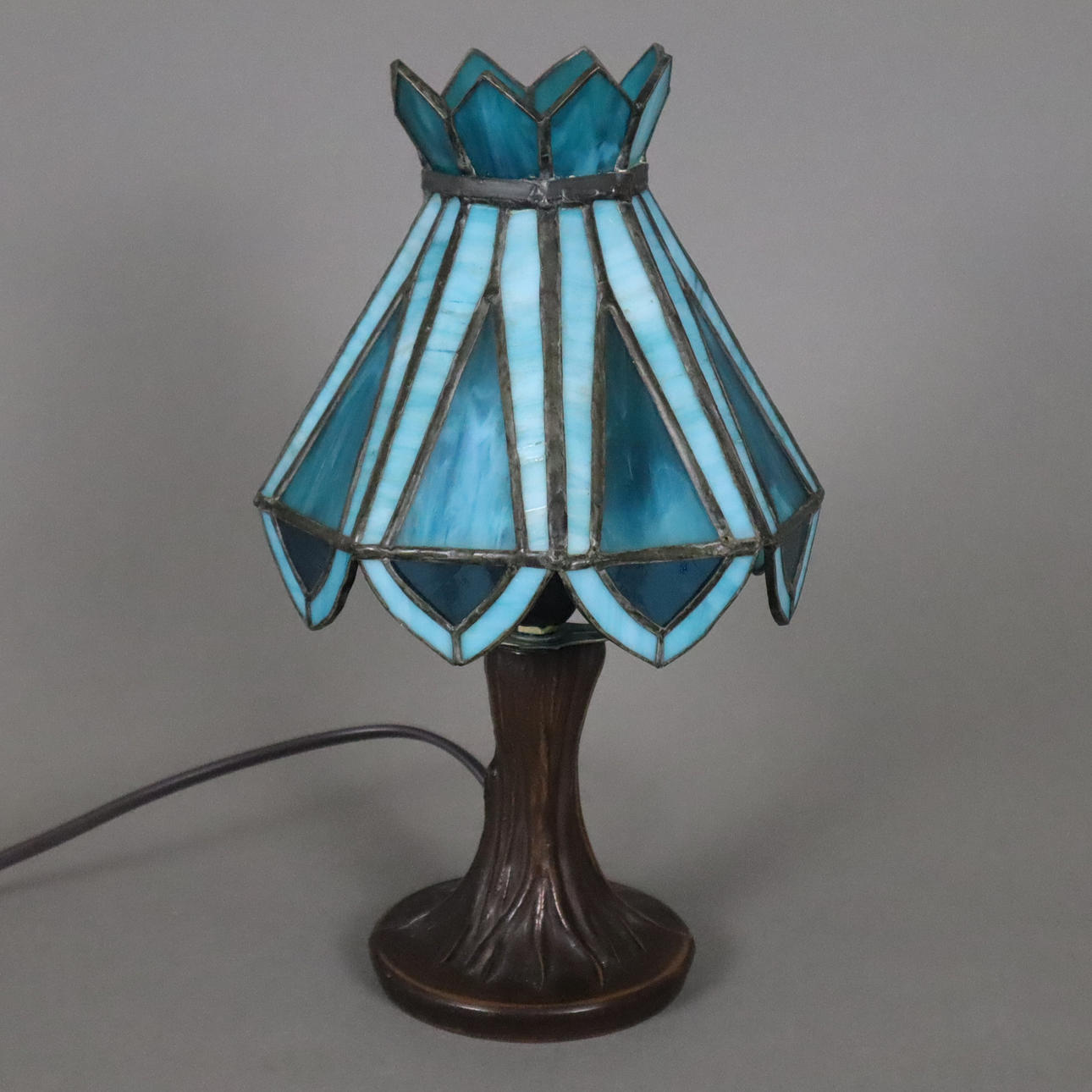 - Small Tiffany style TABLE LAMP - 20th century.