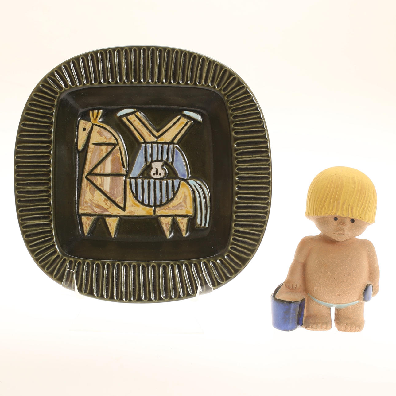 LISA LARSON. Figurin. Fat. Stengods, Gustavsberg.