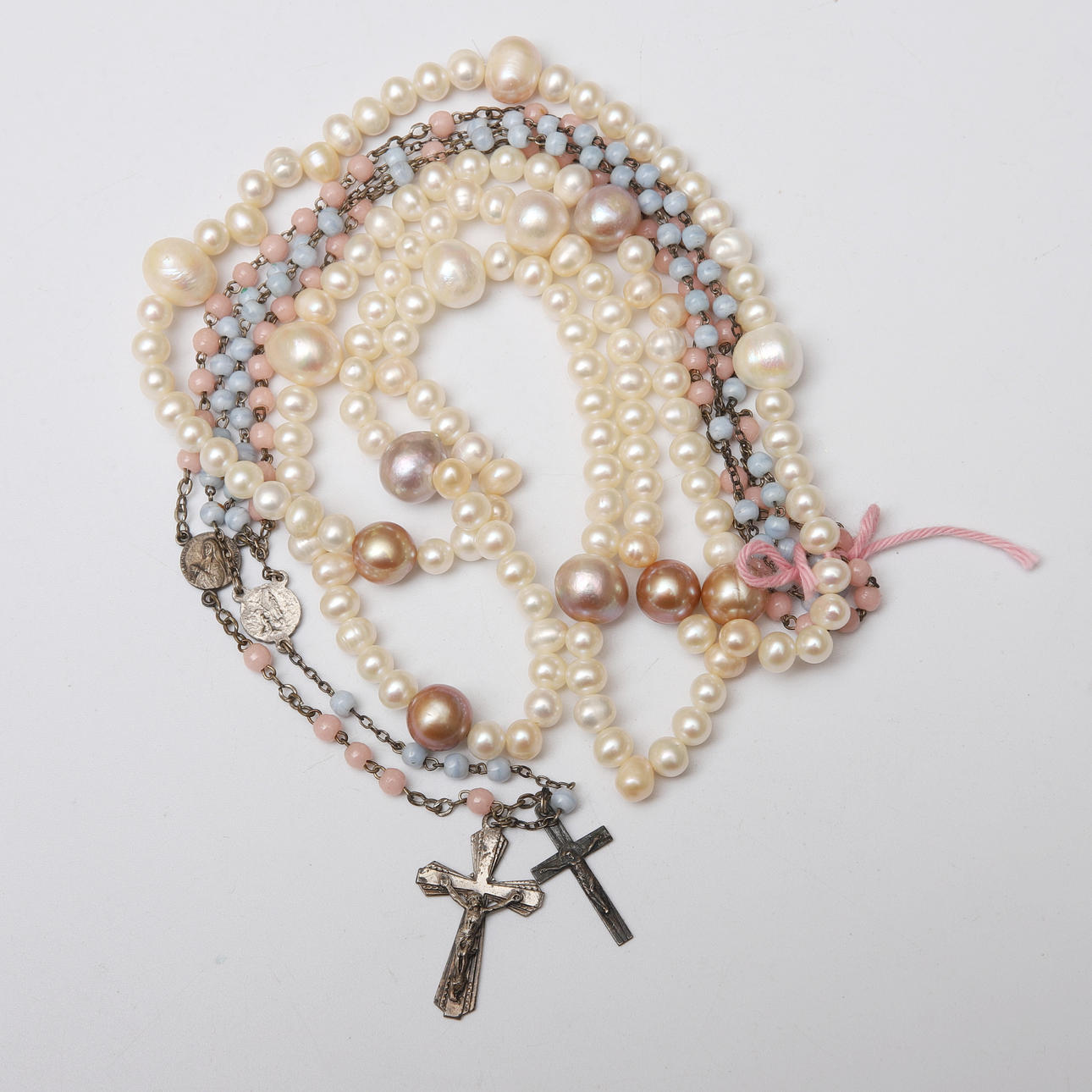 COLLIER, 3 delar, rosenkrans & sötvattenpärlor.