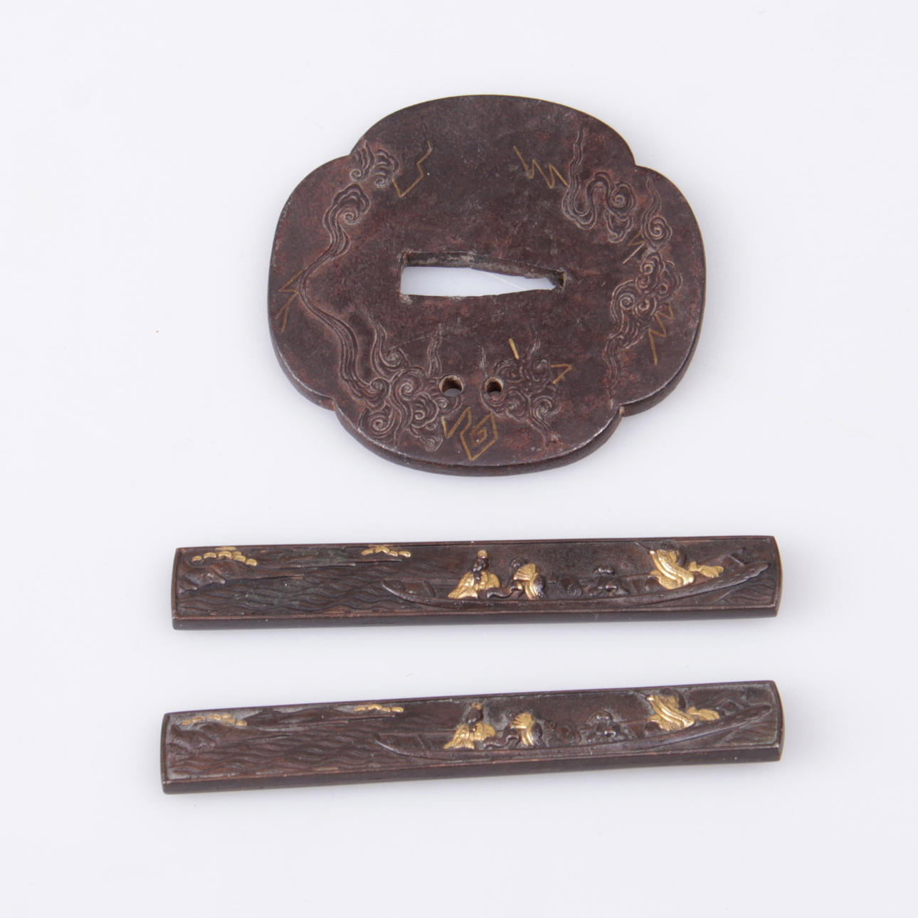 TSUBA samt KOZUKA, 3 delar, brons, järn, Japan.