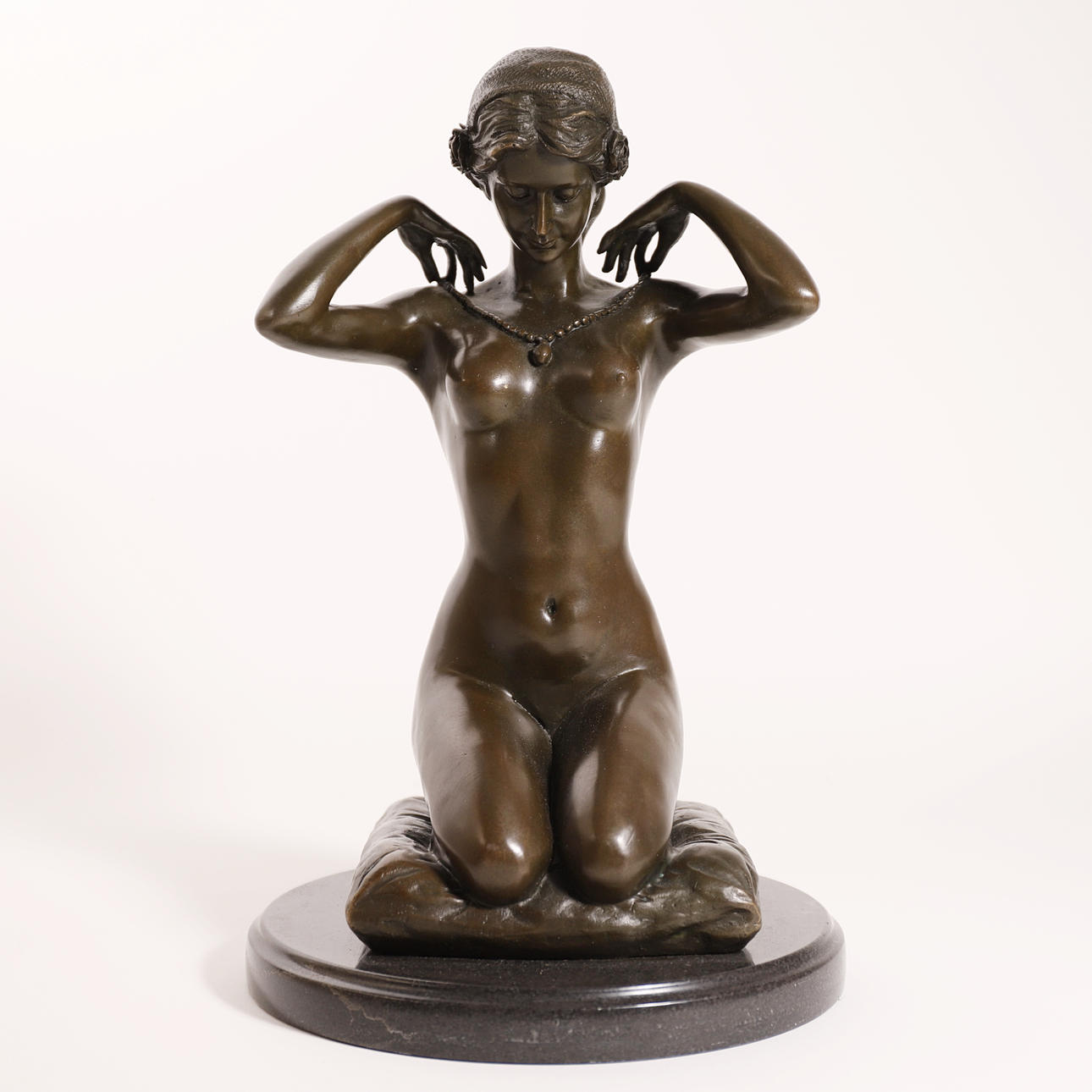 KVINNLIG FIGUR, patinerad brons.
