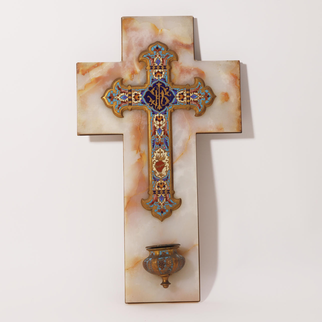 ANTIGUA BENDITERA DE MÁRMOL Y ESMALTE CHAMPLEVÉ.