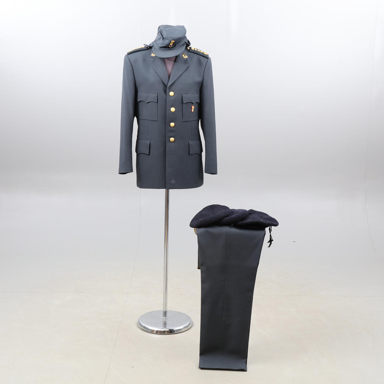 UNIFORM m/ 87A med vintermössa m / 60 samt baskrar.