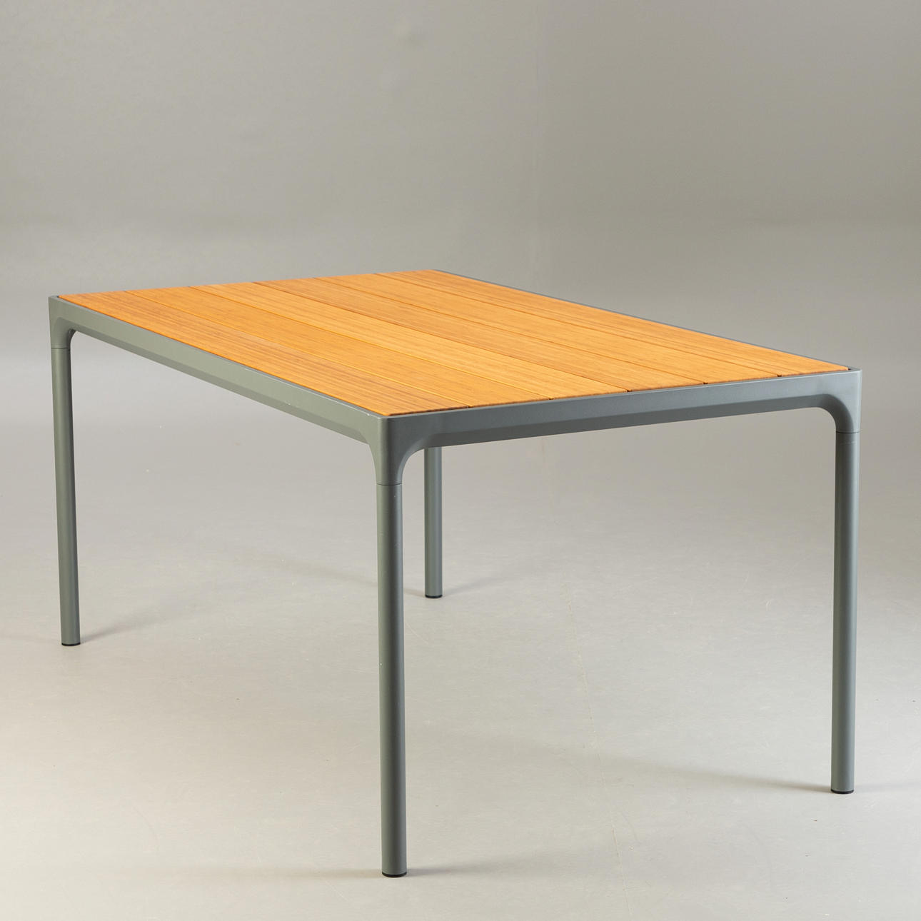 HENRIK PEDERSEN. HOUE, spisebord 'Four'.