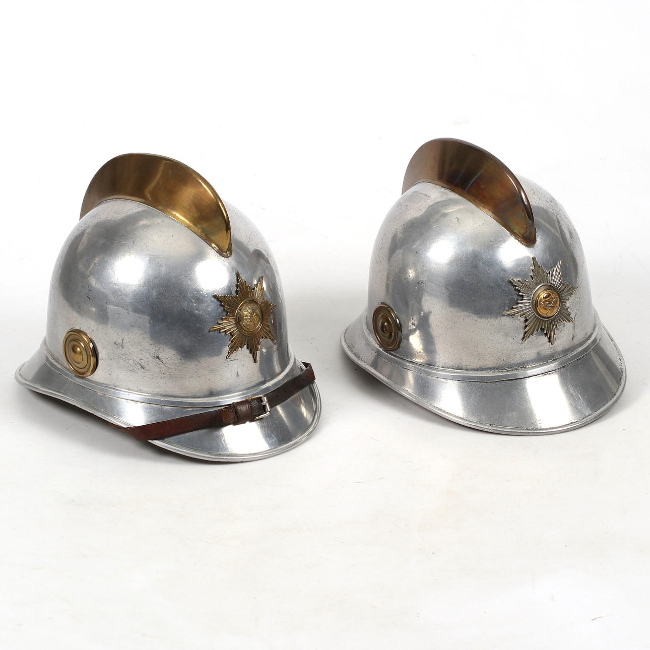 BRANDHJELME, 2 stk, 1900-tallet.