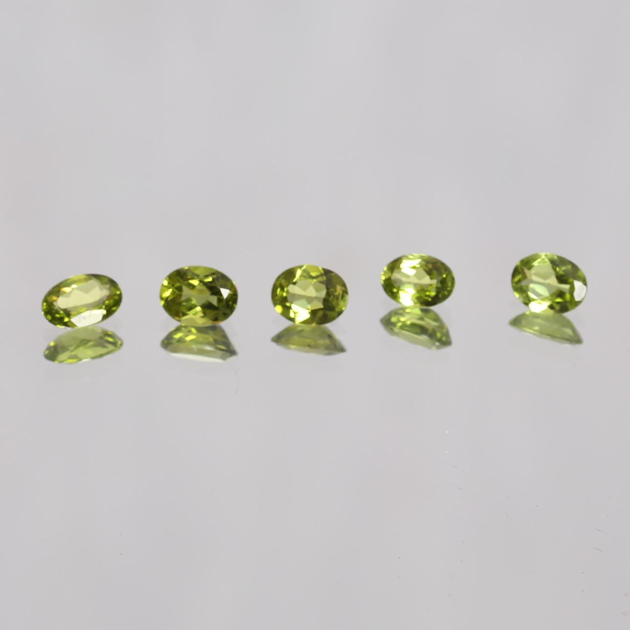 PERIDOTER, 5st, total cirka 9,30 ct.