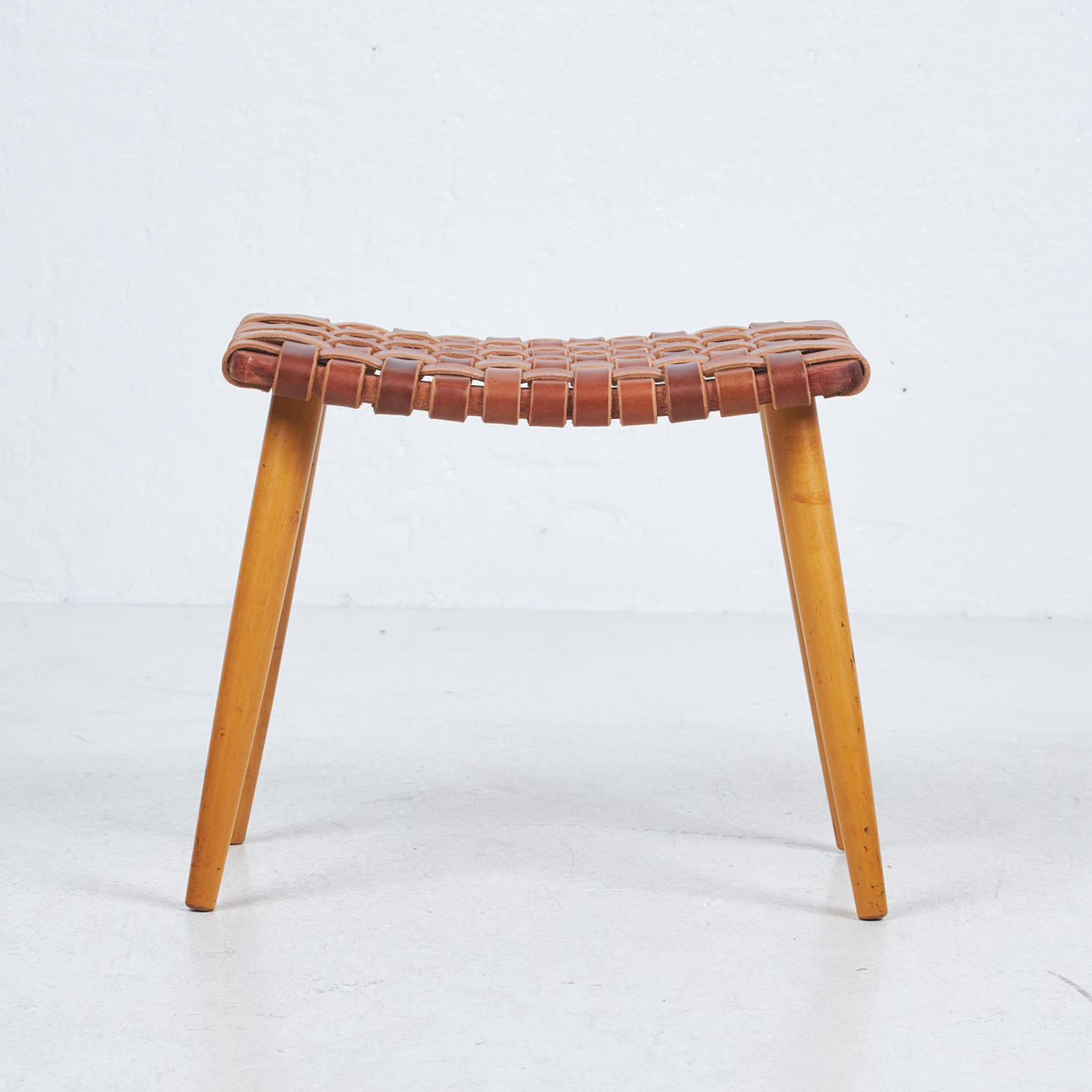 Jakkara, koivua, punottu nahkaistuin.