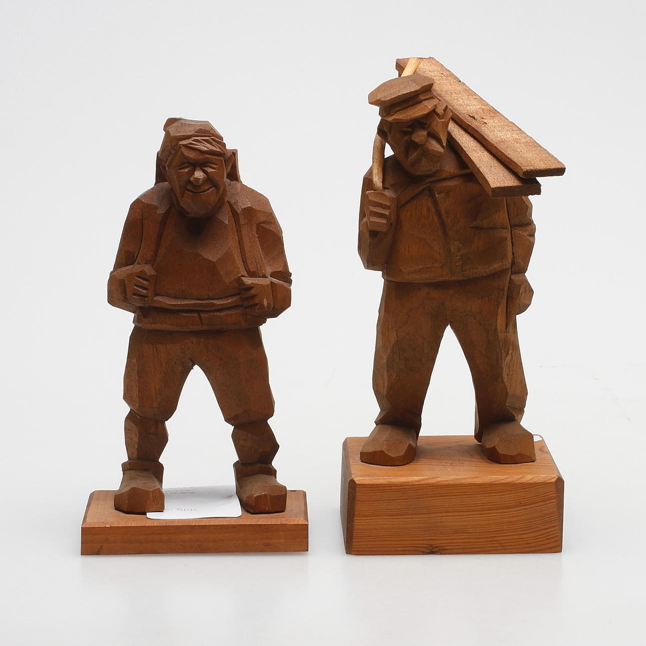 FIGURER, 2 st, snidat trä, Bengt Råsten.
