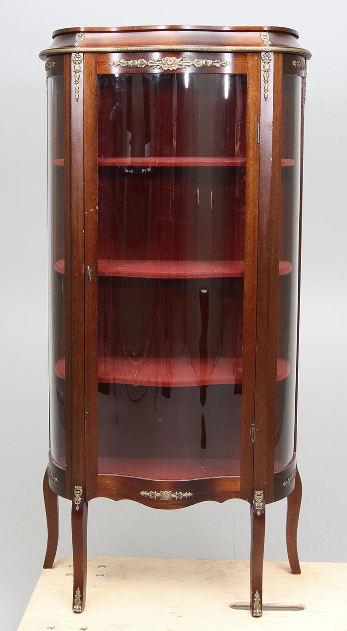 VITRINSKÅP, Louis VXI-stil, 1900-tal.