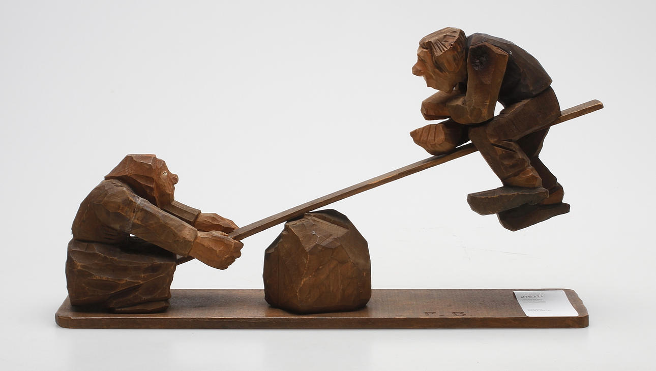 FIGURGRUPP, "Krister och Ringmor", snidat trä, signerad PB.