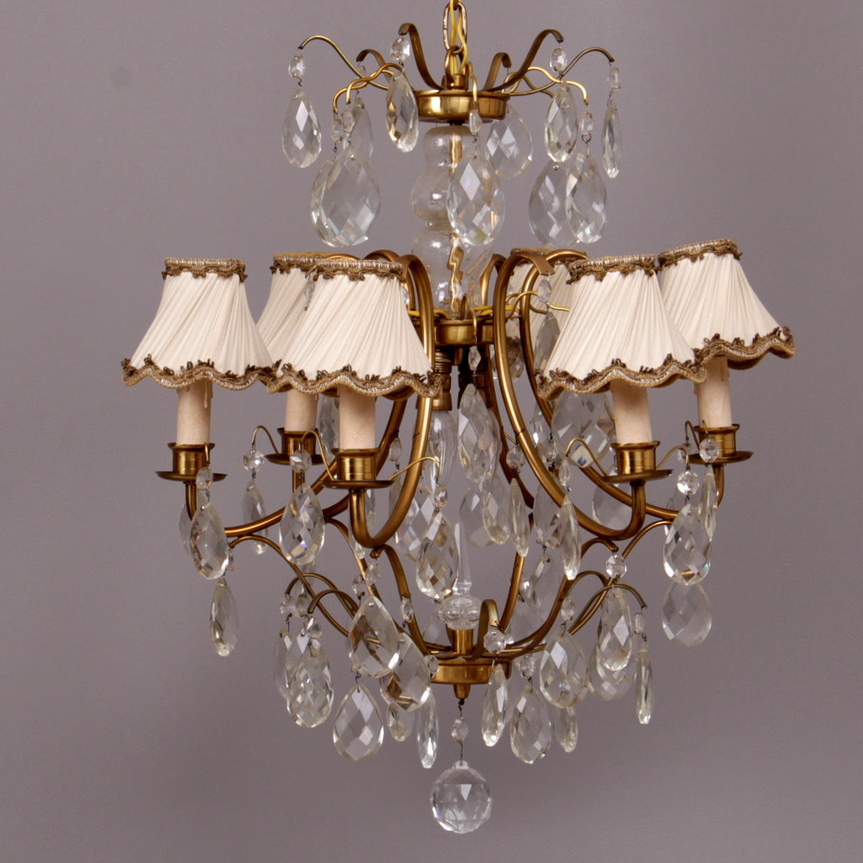 LJUSKRONA, mässing med prismor, rokokostil, 1900-talets mitt, höjd 62 cm.