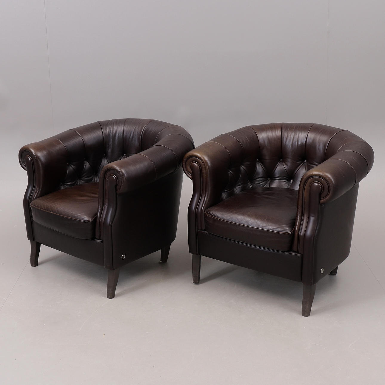ARMCHAIRS, a pair, Chesterfield, leather.