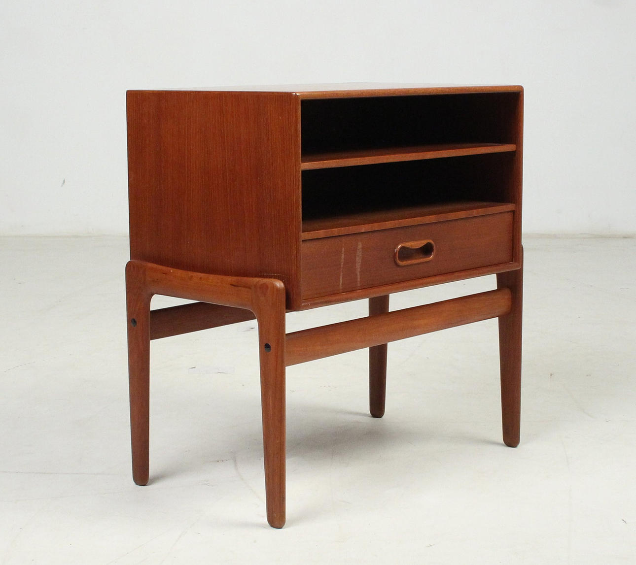 ARNE VODDER. Sengebord / lille kommode, teaktræ til Vamo.
