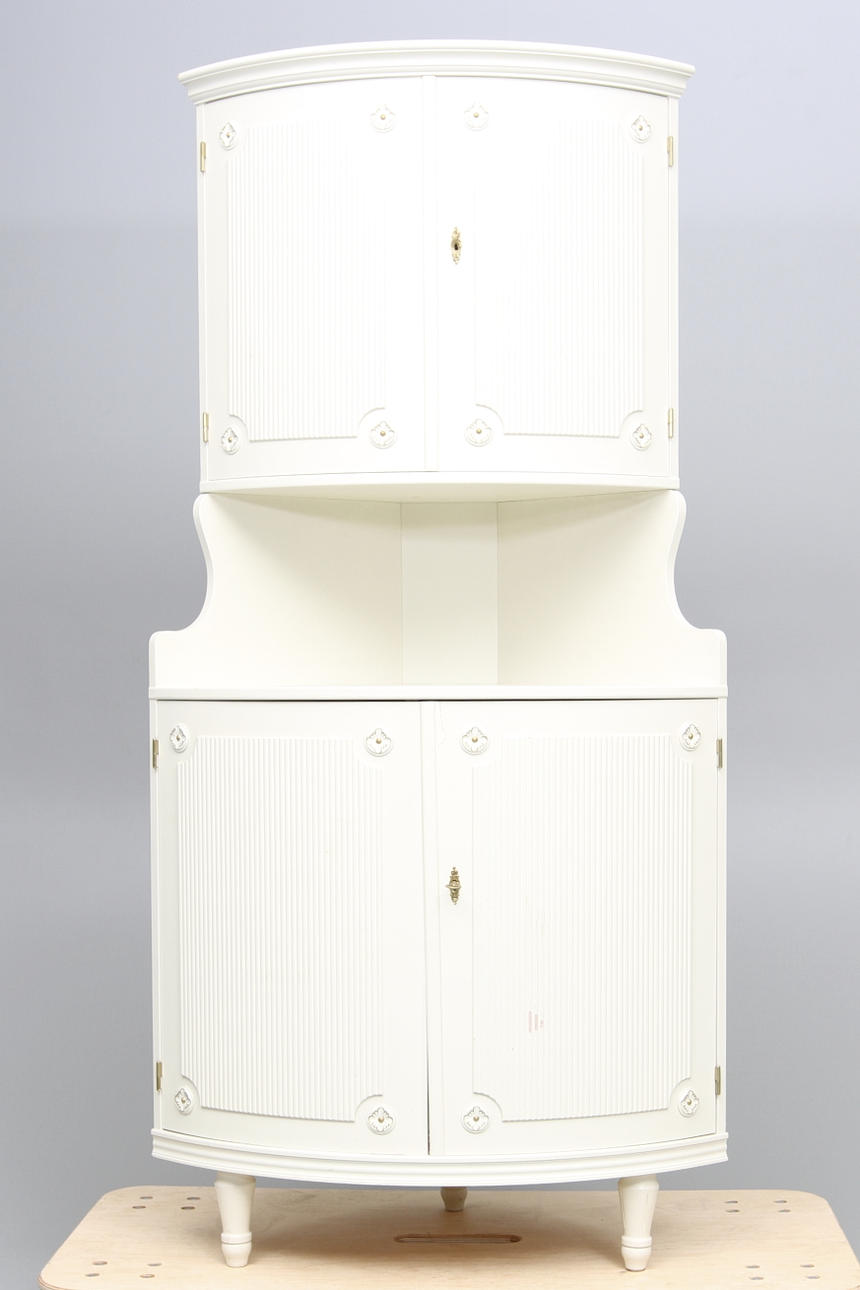 HÖRNSKÅP, Gustaviansk stil, 1900-tal.