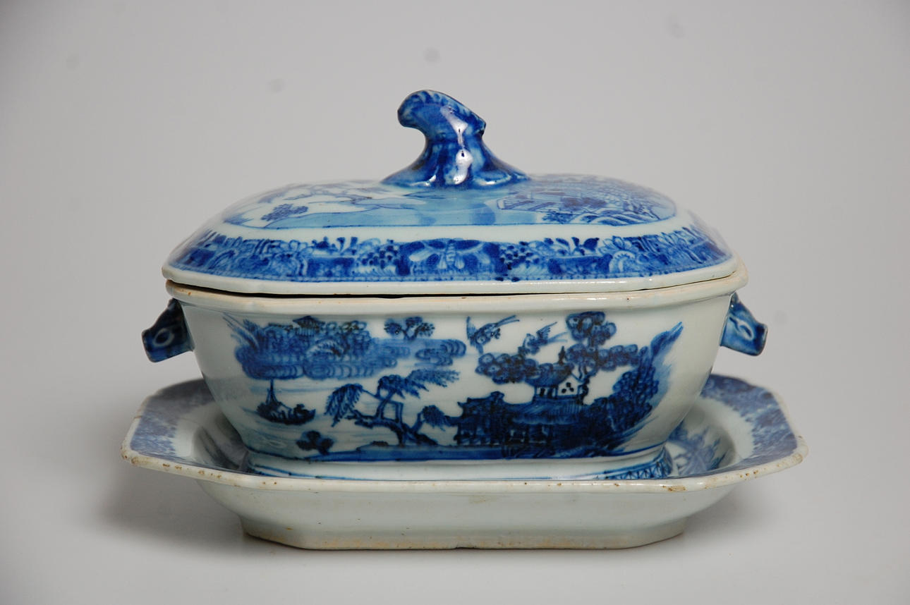 PASTEJFORM, på fat, porslin, Kina, 1700-tal.