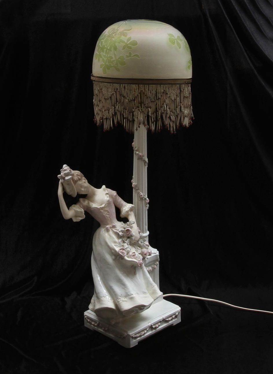 BORDSLAMPA, Emile Gallé, Frankrike med fot i porslin Schauer & Co, Wien, Österrrike, 1900-talets början.