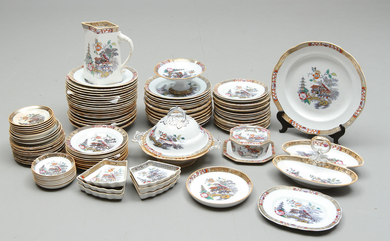 MATSSERVIS, ca 108 delar flintgods, "Japan", Rörstrand 1900-talets början.
