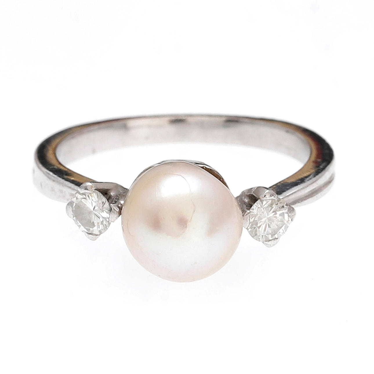 Sortija tresillo de perla y diamantes.