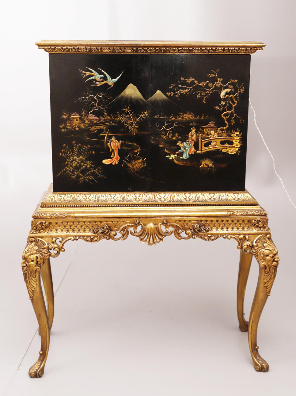 SPANISCHER SCHRANK - LACKIERTE BARMÖBEL MIT CHINOISERIEN.