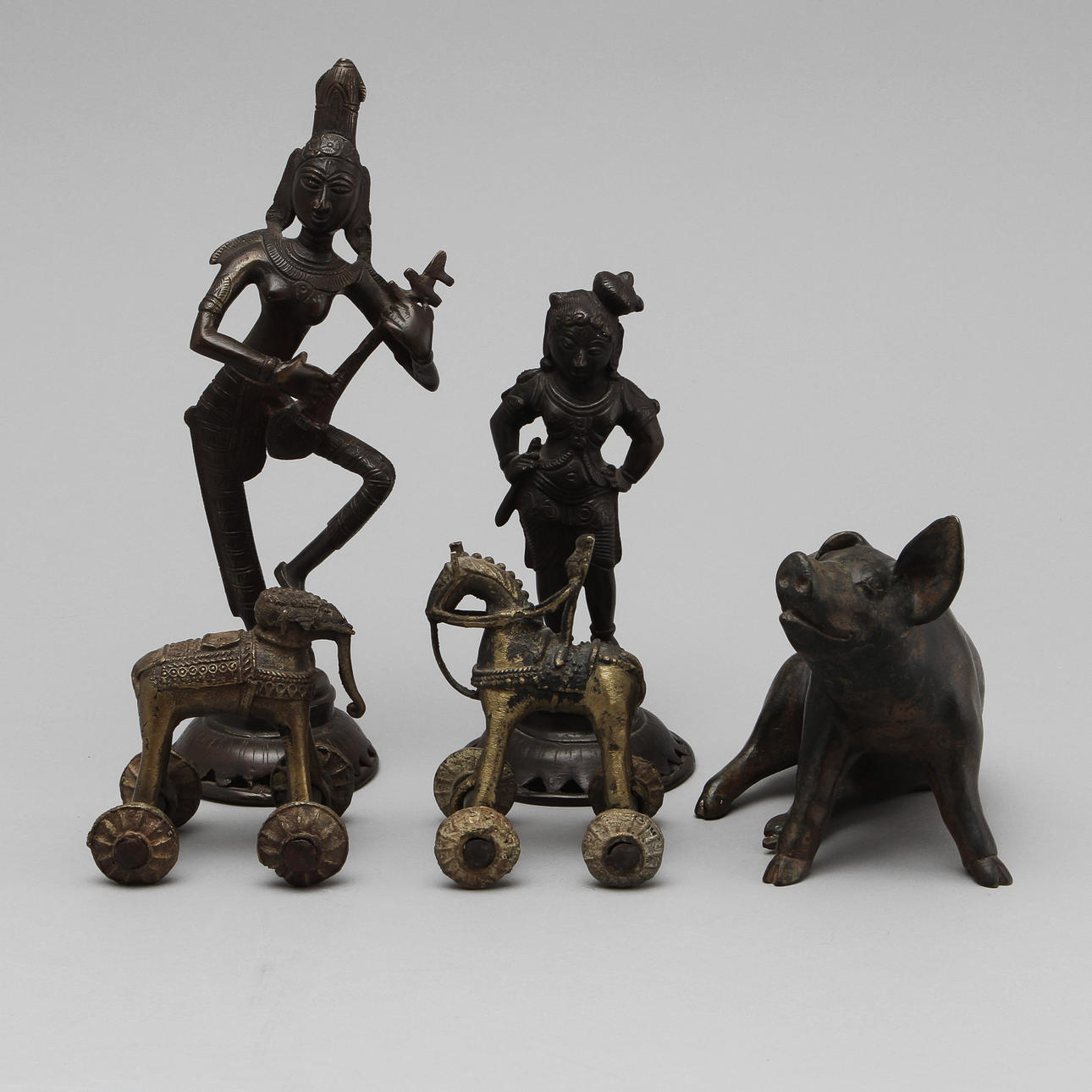 SKULPTURER, 5 st, troligen Indien, 1900-tal.