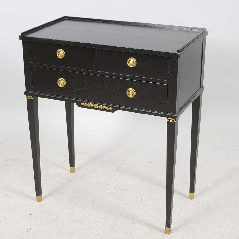 BYRÅ, 3-lådig, svartmålad med förgyllningar, gustaviansk stil.