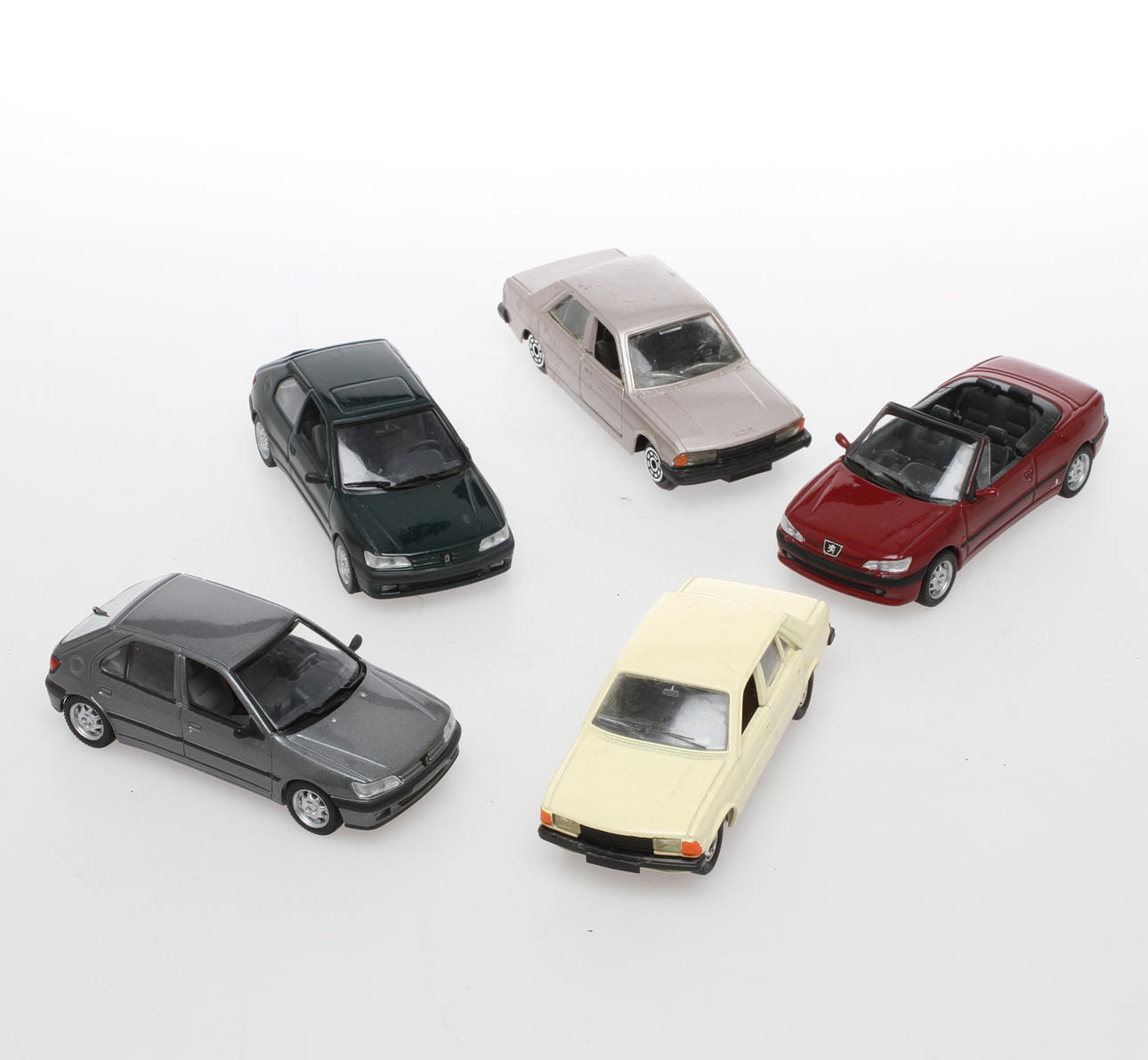 MODELLBILAR PEUGEOT olika tillverkare 5 stycken bilar i 300-serien.