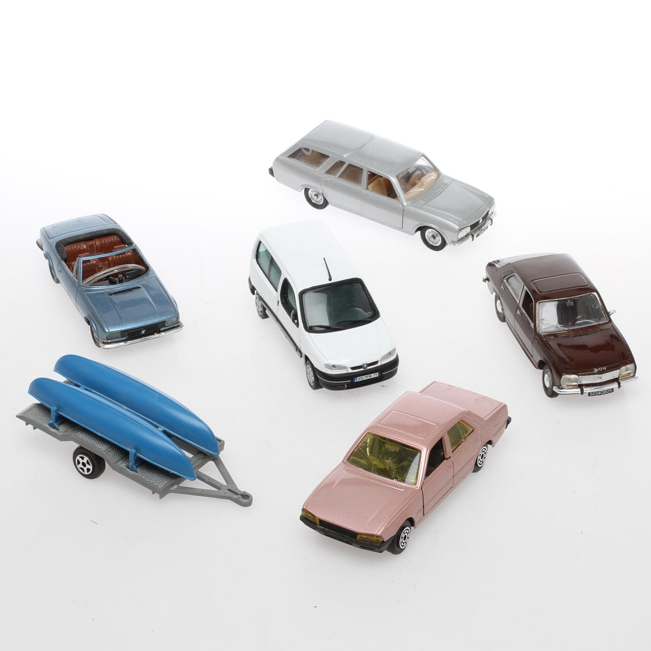 MODELLBILAR PEUGEOT olika tillverkare 5 stycken bilar mest i 500-serien.