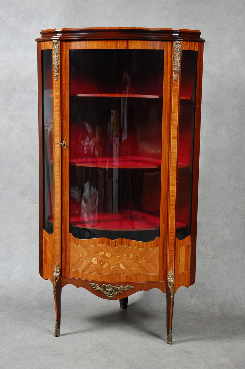 HÖRNVITRINSKÅP, rokokostil, 1900-tal.