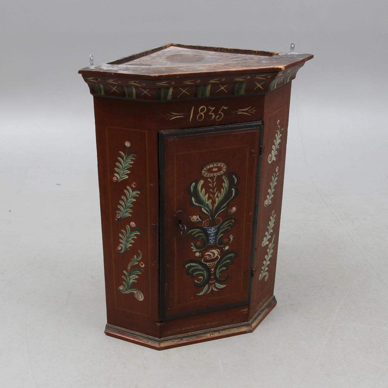 HÖRNSKÅP, allmoge, 1800-tal.