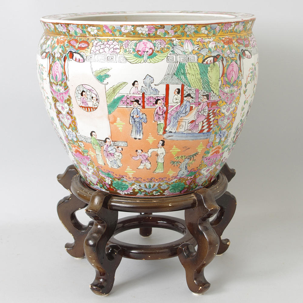 FISKBASSÄNG, porslin med trästativ, Kina, 1900-tal.