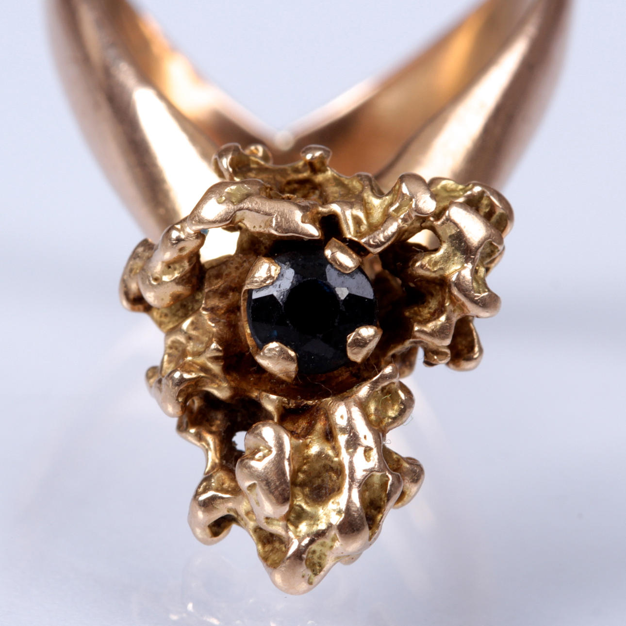 RING, 18k guld, samt blå safir, vikt ca 8,43 gram.