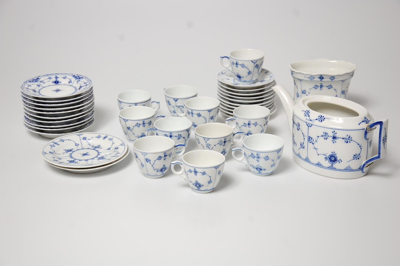 MUSSELMALET, espressoservis, 35 delar, porslin, Royal Copenhagen.