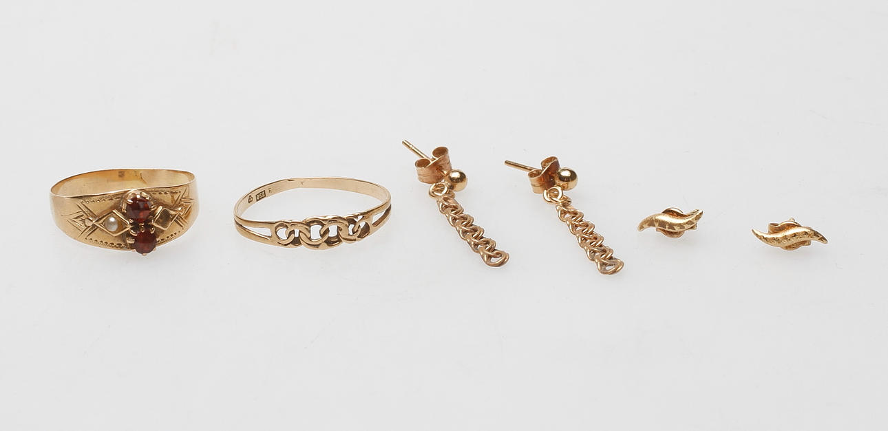 RINGAR, 2 st samt ÖRHÄNGEN, 2 par, 18k guld, vikt ca 4,3 gr.